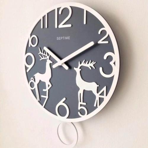 北欧简约木质摇摆挂钟现代家居客厅静音时钟创意时尚家用圆形鹿钟