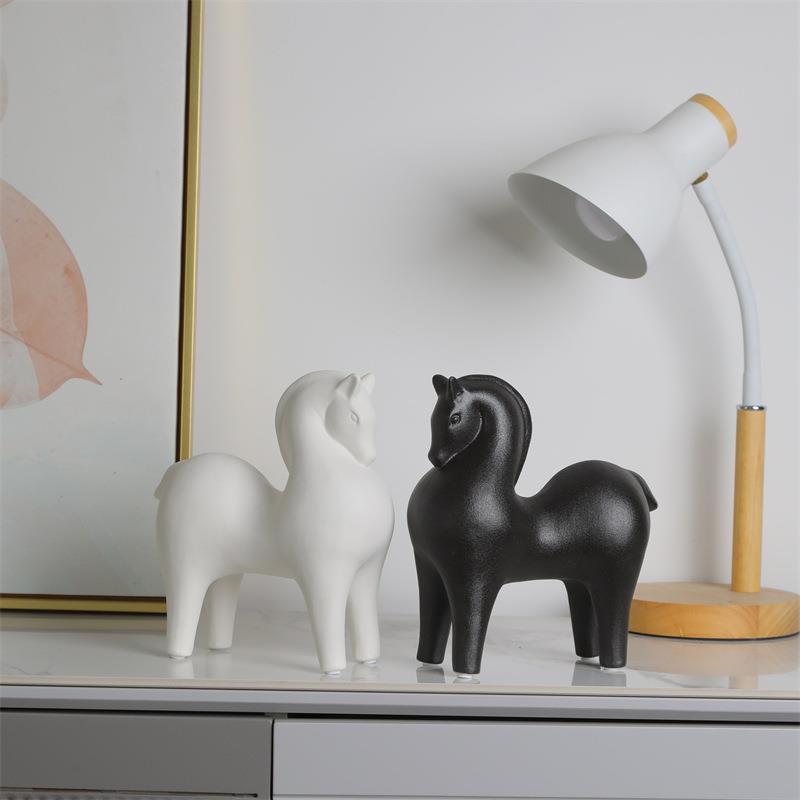 陶瓷马现代简约工艺品摆件创意马到成功陶瓷家居客厅肥马软装饰品