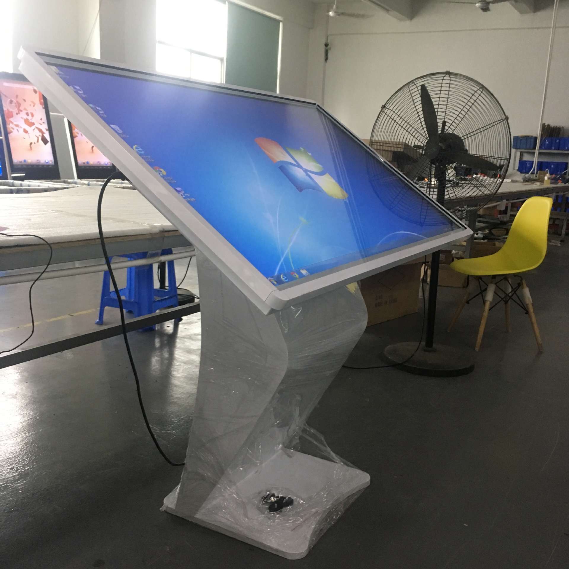 万马55寸立式横屏触摸一体机 卧式法律咨询政务信息互动AI终端机