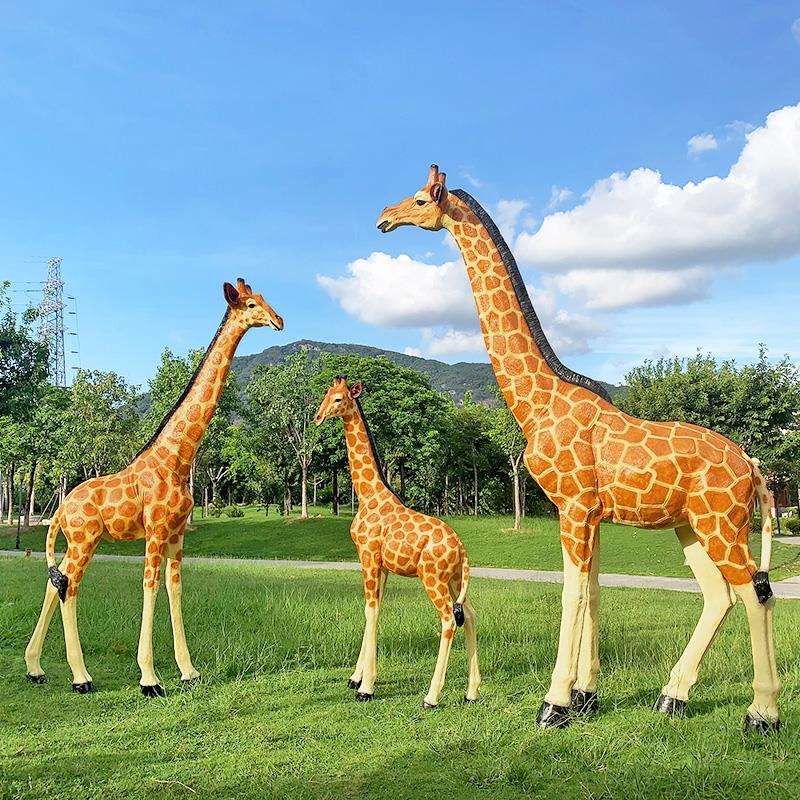 户外仿真动物长颈鹿摆件大型玻璃钢雕塑幼儿园林景观落地装饰小品