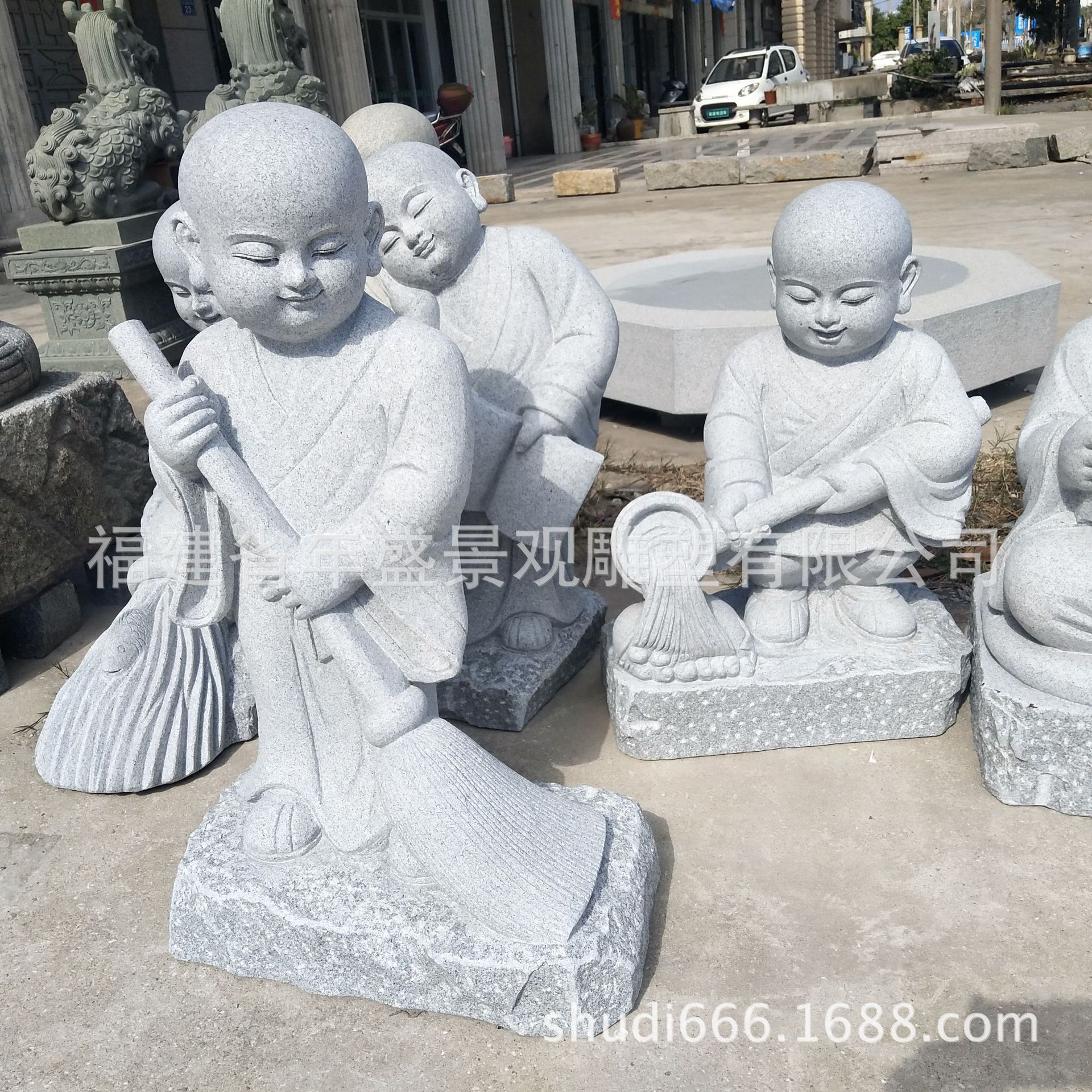 石雕小沙弥家居庭院草坪摆放场景雕塑 石材小和尚福建厂家现货