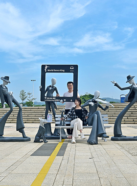 户外玻璃钢创意音乐人物雕塑w网红商业街美陈打卡装饰品落地大摆