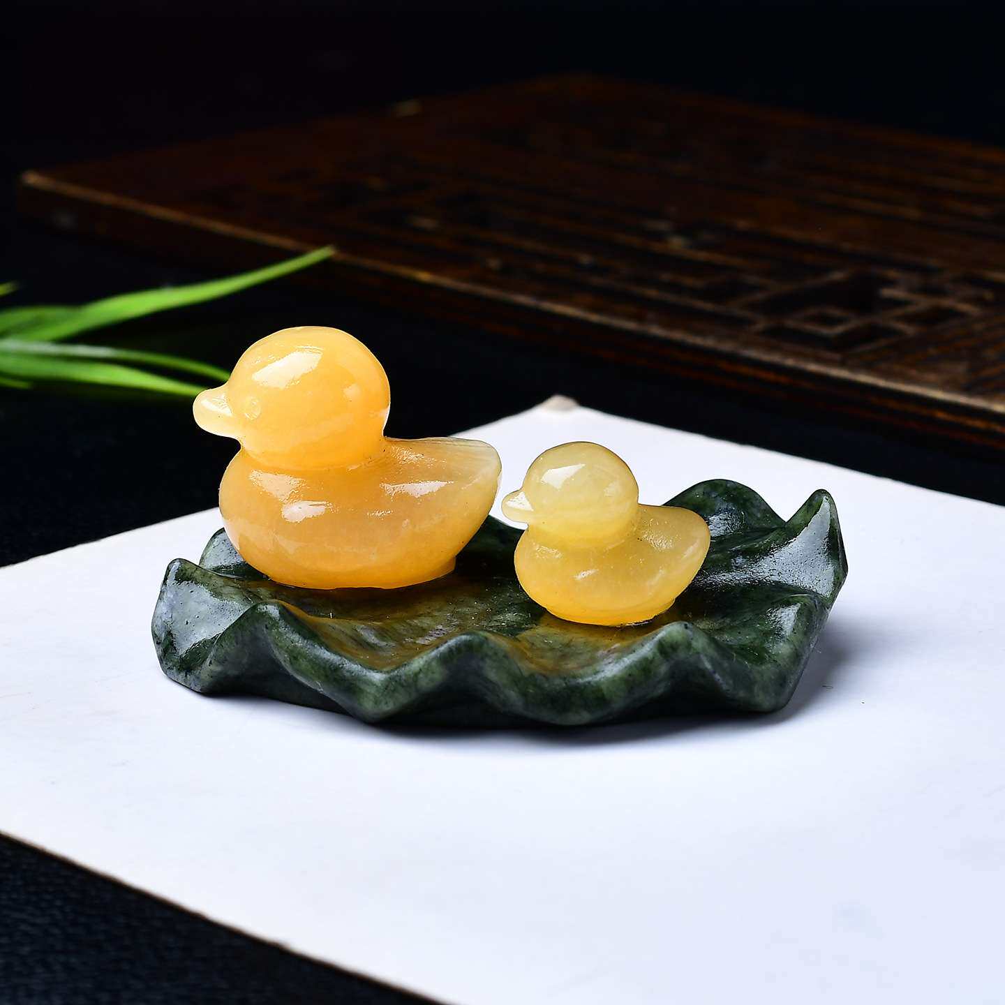 天然黄玉小鸭子摆件岫玉底座原石雕刻家居客厅办公室创意装饰品