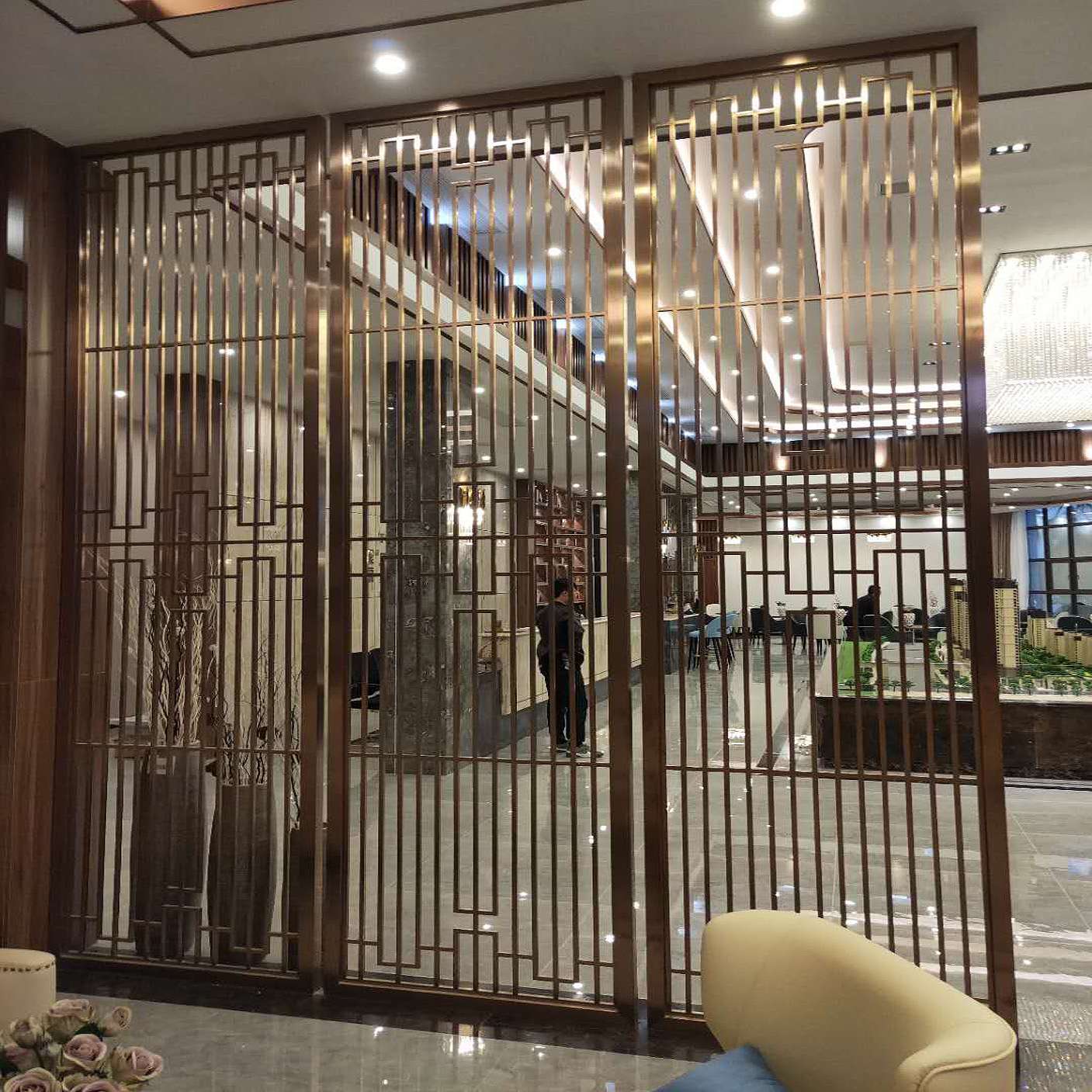 酒店大堂轻奢金属格栅客厅镂空隔断装饰玄关新中式不锈钢花格屏风