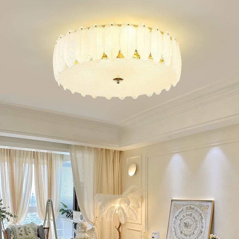 法式新款奶油卧室灯具风轻奢简约现代2025年玻璃吸顶灯房间羽毛