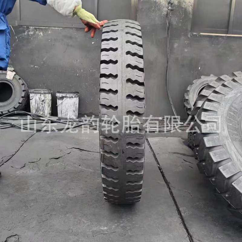 厂家直销9.00-20卡车货车900-20宽体自卸车充气胎16层级羊角花纹
