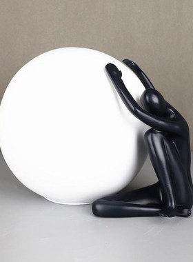 【折扣价】约创抽象简物艺术抱球人摆件样意板P房酒店家居玄关人