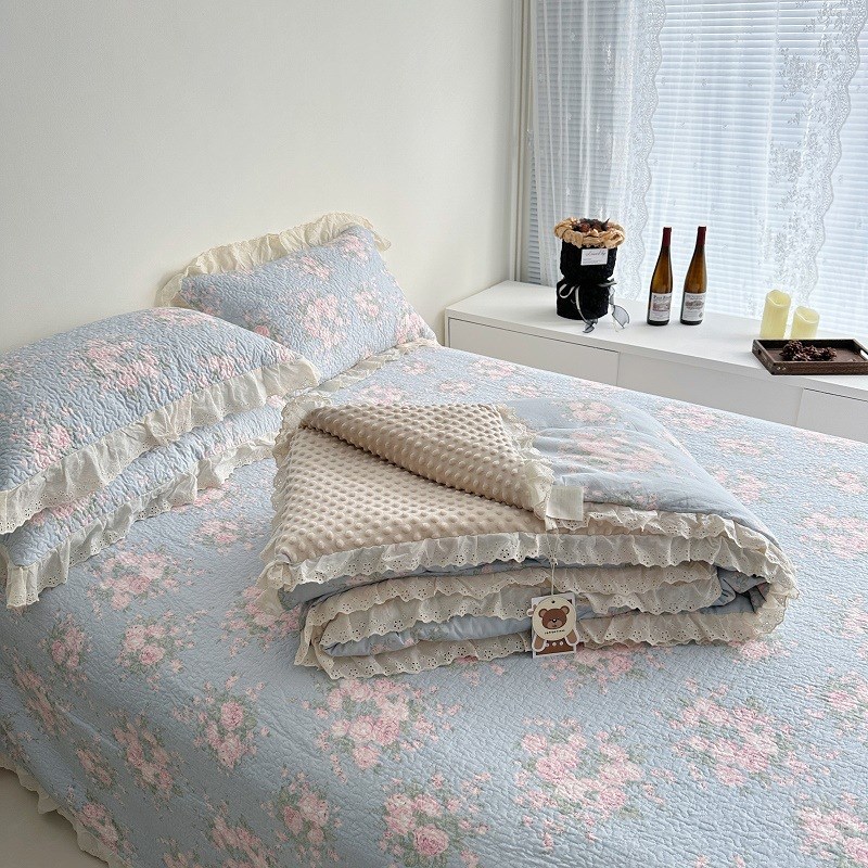 2025新款法式田n园小碎花全棉花边绗缝床盖三件套防滑床单机洗水