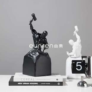 简约轻奢北欧创意自我雕琢励志人物摆件家居酒店样板软装饰艺术品