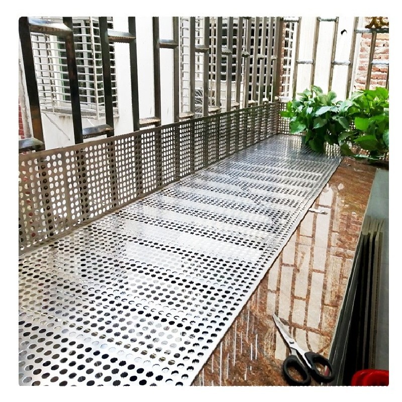 防盗窗垫板304不锈钢阳台防护A网冲孔板窗台防掉漏护栏防盗网垫板