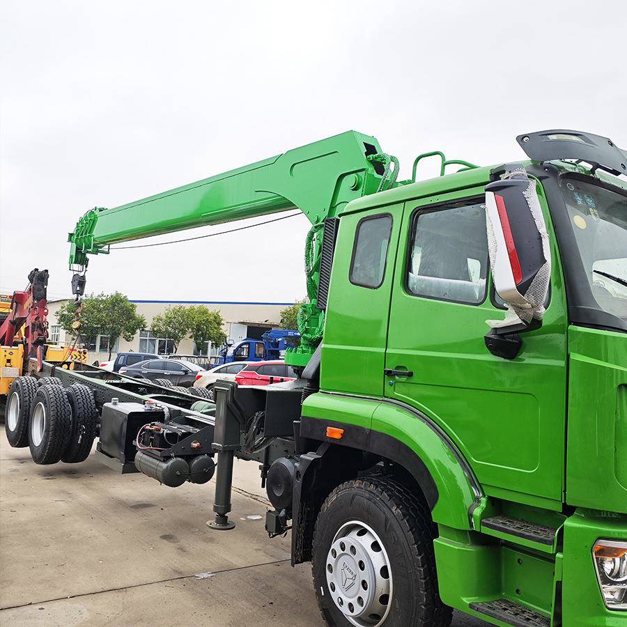 福凯12吨重汽豪沃出口汽车随车吊固定式折叠臂液压伸缩臂生产厂家