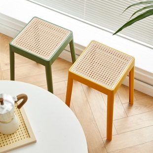 北欧加厚塑料凳子仿藤编塑料椅子家用餐椅网红餐厅等位凳子休闲椅