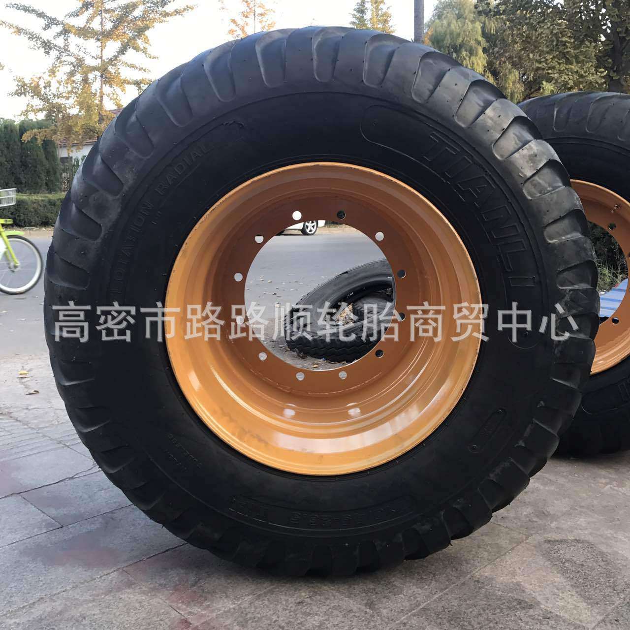 销售林业机械宽基体悬浮轮胎710/45-26.5可带钢圈图片