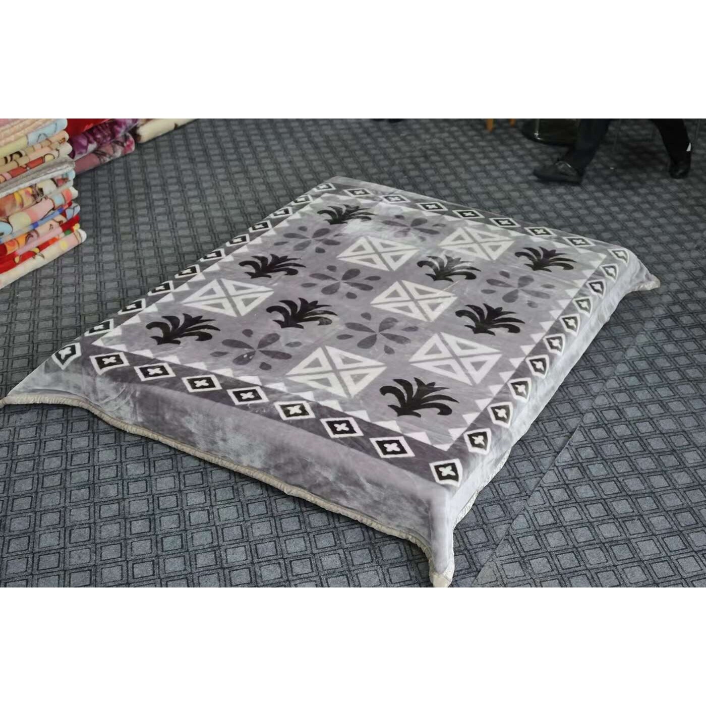 拉舍尔经编纬编外贸单双层毛毯跨境几何款工厂