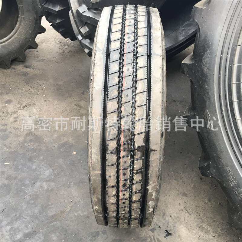 厂家供应平板车轮胎215/75R17.5  钢丝真空轮胎