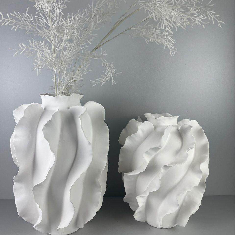 现代简约轻奢圆形陶瓷白色花瓶样板房间波浪花边插花器博古架摆件