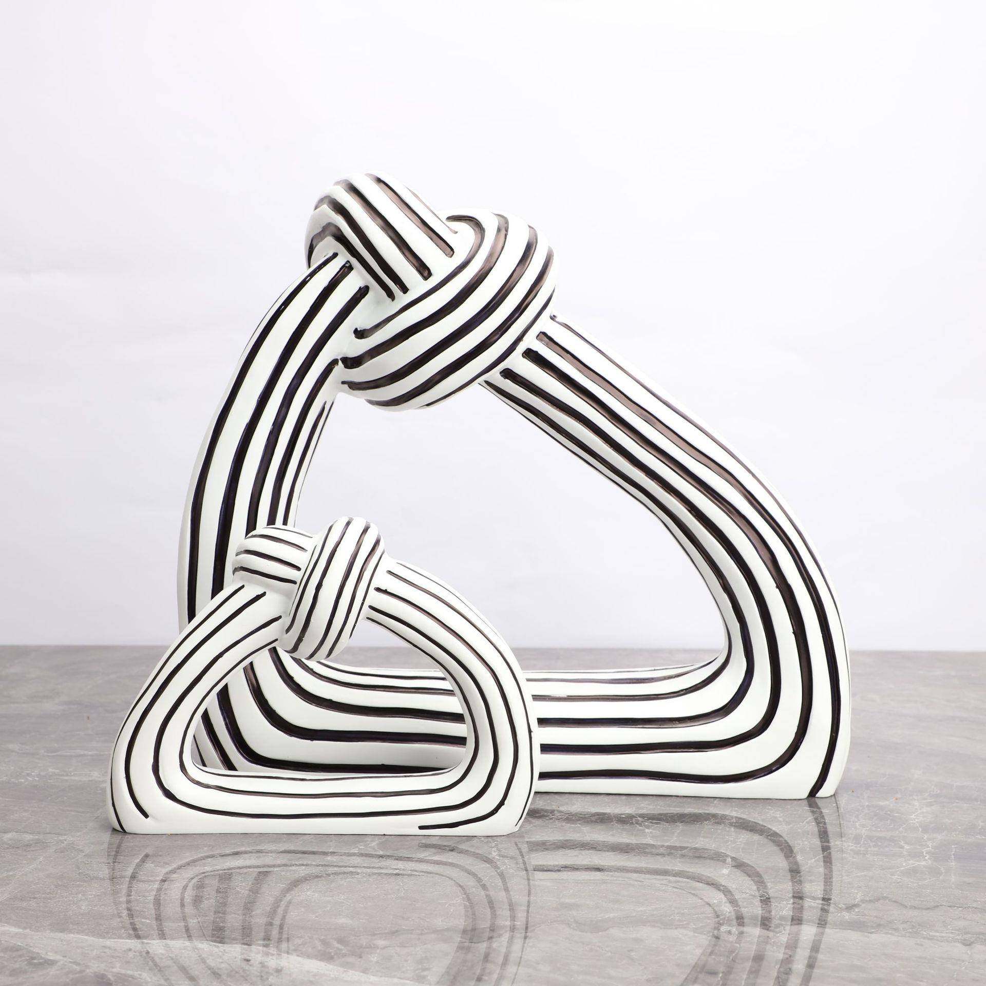 现代简约创意白黑条纹扭结树脂摆件样板房家居玄关客厅软装饰品