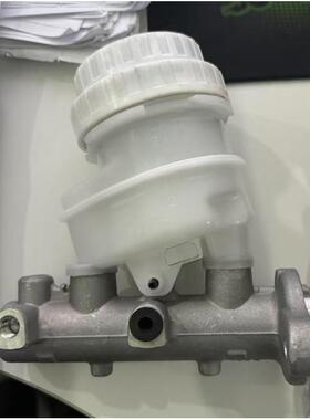 MN102882 适用三/菱 L200 刹车总泵