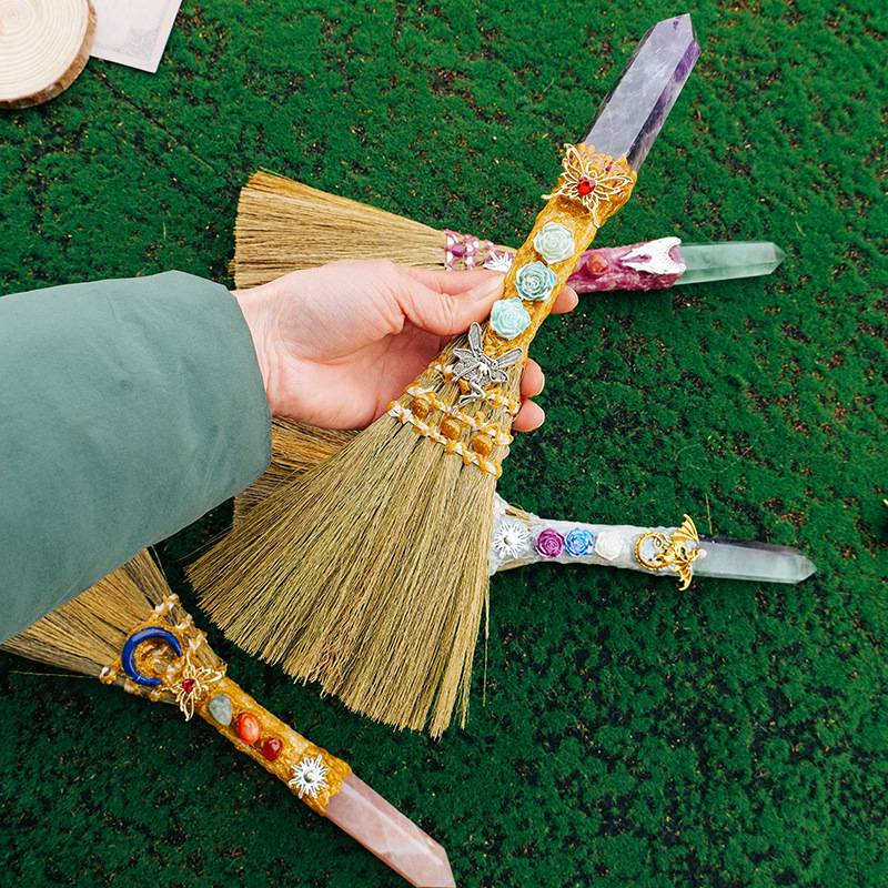 跨境新品天然水晶单尖六棱柱魔法扫帚摆件手工制作万圣节装饰摆件