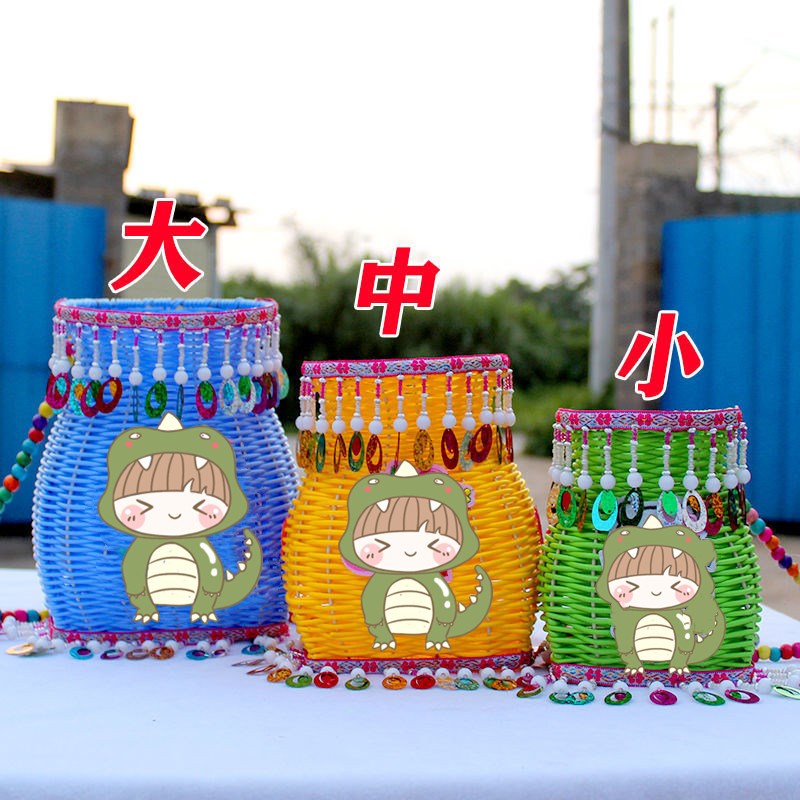 新款珠帘小背篓庙会景区热竹编藤编鱼篓儿童背篓彩色背兜风铃道具