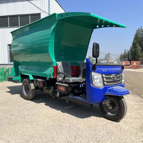 肉牛养殖场轮撒用料干湿两青储投草车三双边出料牧场喂FYR料车车