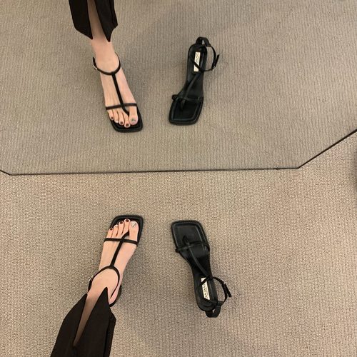 夹趾t字带凉鞋女夏季新款平底设计感今年流行黑色仙Y女法式高跟鞋