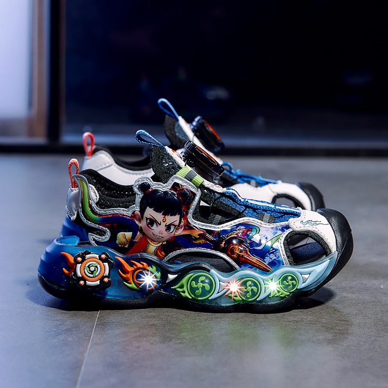 哪吒凉鞋男童新款包头凉男孩4岁软底儿童发光鞋轻便男宝亮灯鞋6岁