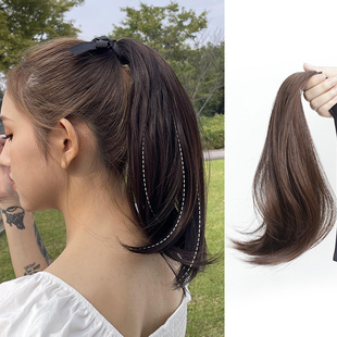 真发马尾假发女微卷辫子隐形自然梨花卷发大波浪绑带式超轻短发尾