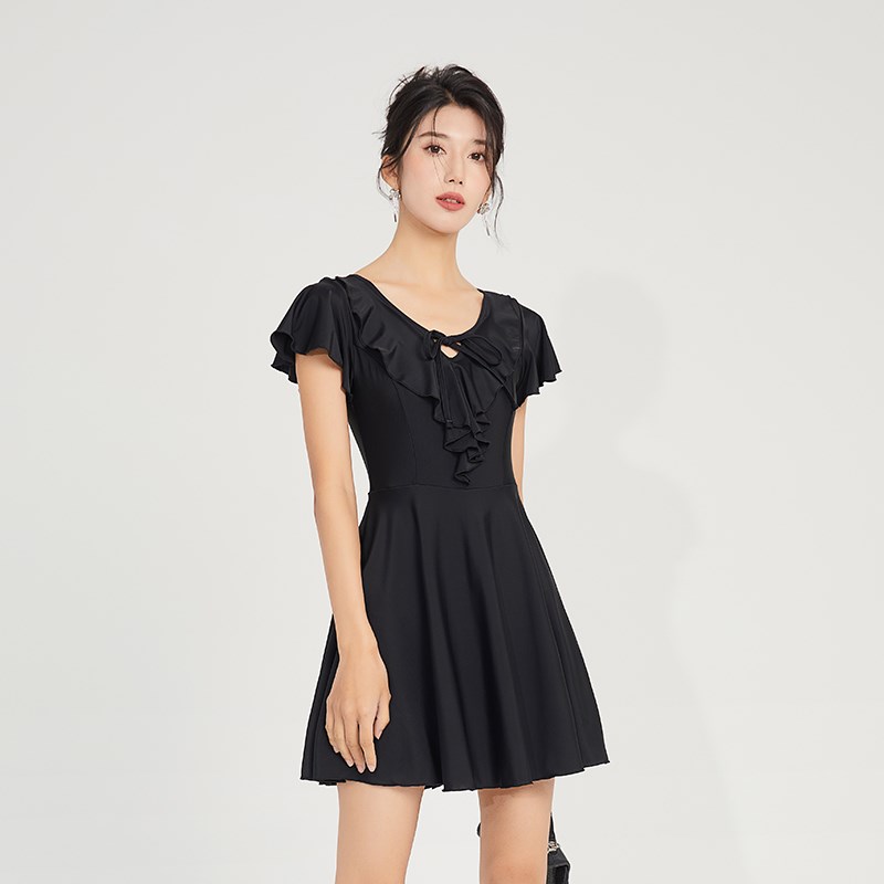 夏季泳衣女大码保守胖mm200斤泡温泉2024年新款遮肉连身黑色泳装