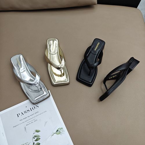 时髦小众方头粗跟外穿人字拖女2025夏季粗跟时尚踩屎感夹趾凉拖鞋