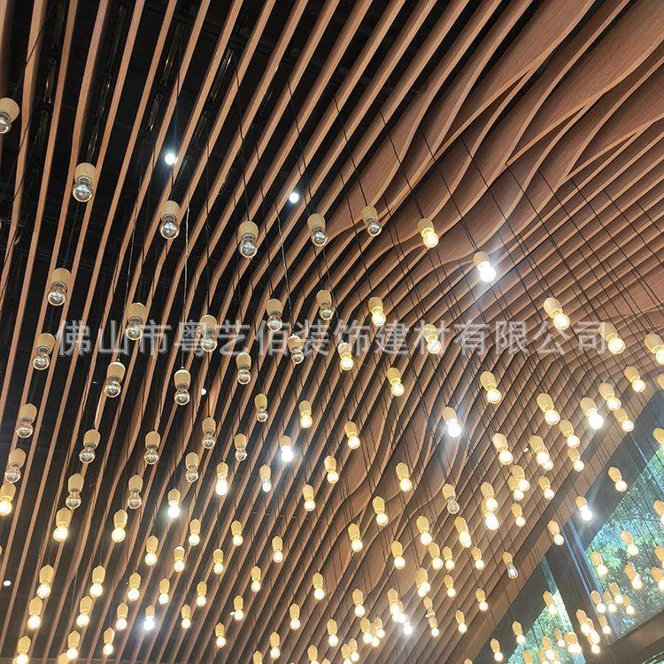 餐厅天花工厂木纹色波浪造型顶异IJM形铝铝格厚栅2.0吊
