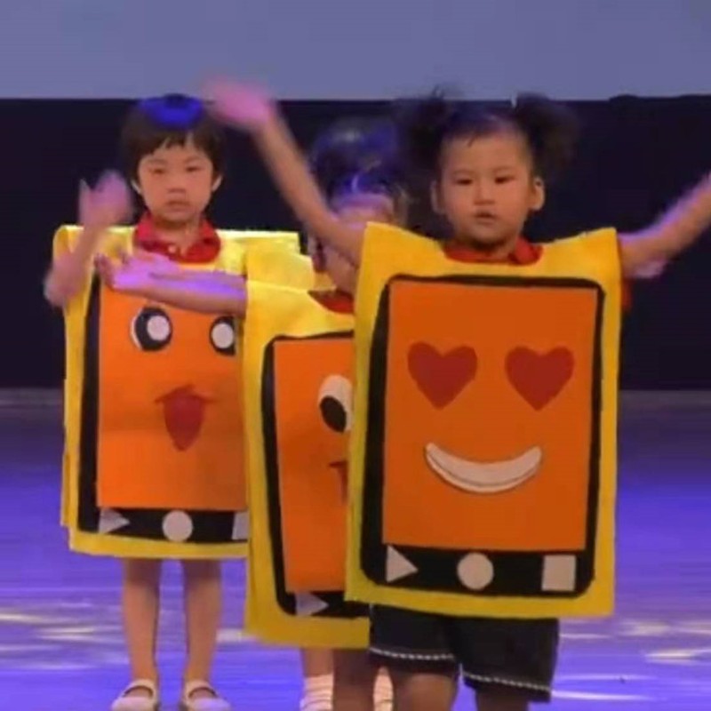 现货幼儿园情景剧手机手机我问你舞蹈表演服装垃圾分类卡通道具宣