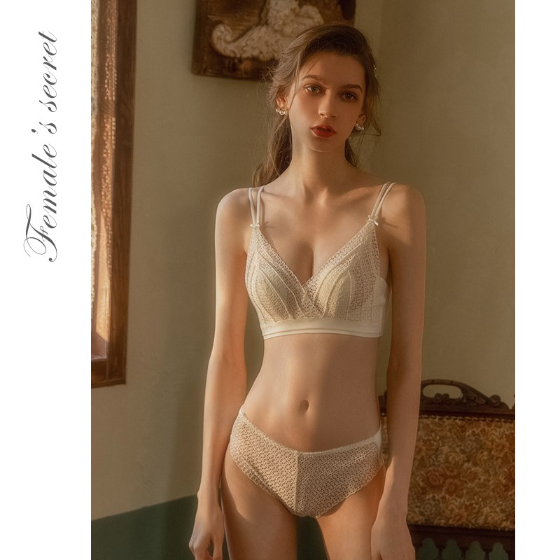 小胸聚拢无钢圈法式内衣文胸套装超薄款蕾丝大胸显小胸罩女三角杯