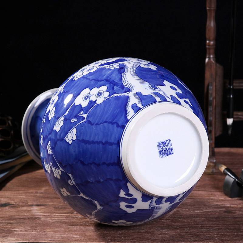 景德镇手绘汾水蓝底梅花赏瓶陶瓷新中式客厅家居博古架摆件青花