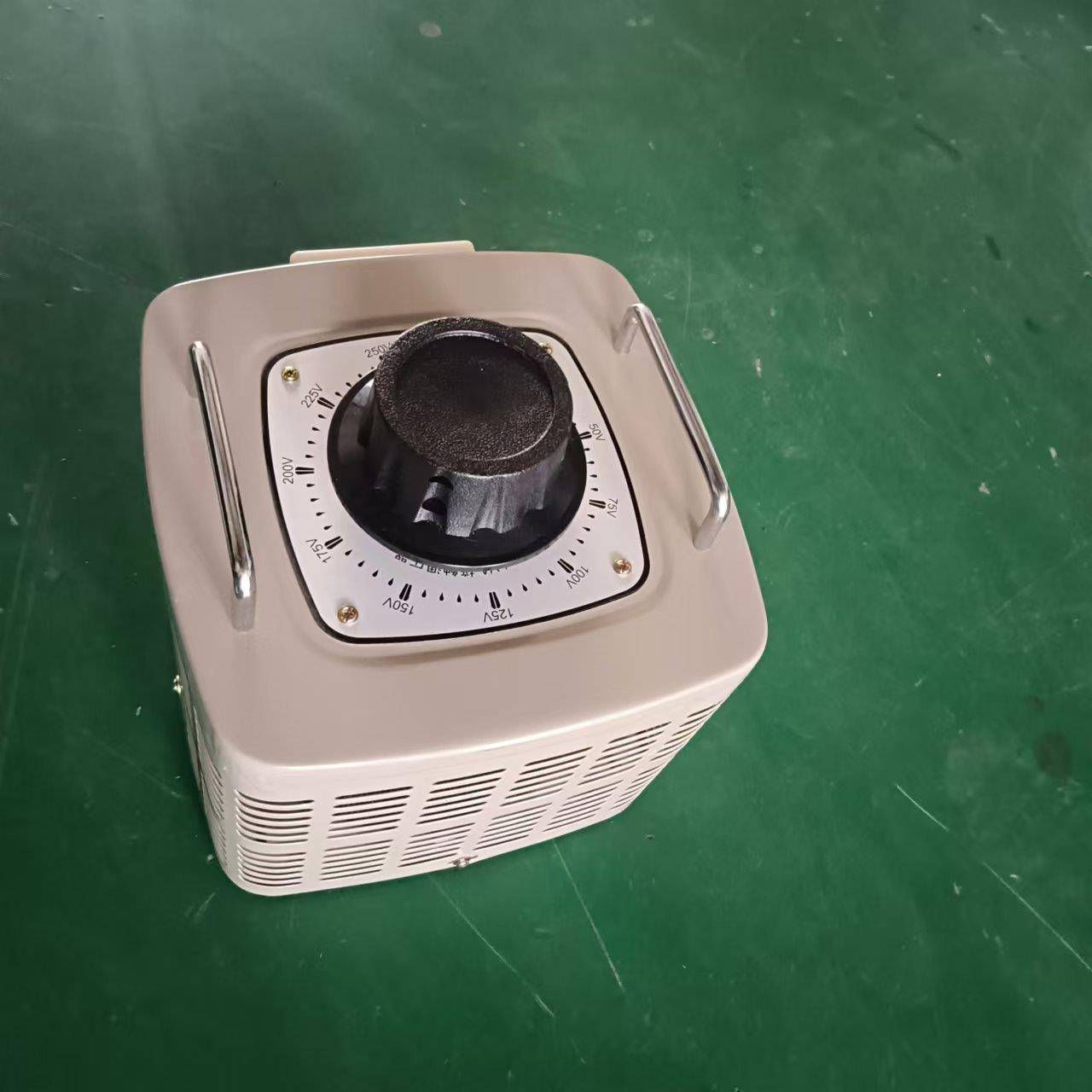 接触式调压器500W1KW3KW5K10KW15KW20KW单相交流220v出0-250v可调