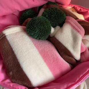 摇绒绣字母蛋糕蛋糕二合一法兰粒绒暖香载毛毯枕车靠枕保暖加厚抱