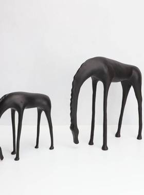 新中式创装111意铸马摆件低头鹿样板房玄关客书房家居软厅饰品铁