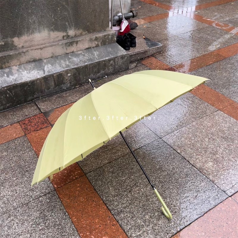 :一个人撑伞 两个人的浪漫纯色结实挡风挡雨长柄雨伞男女款