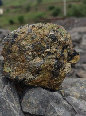 黄铁晶体铜矿标本