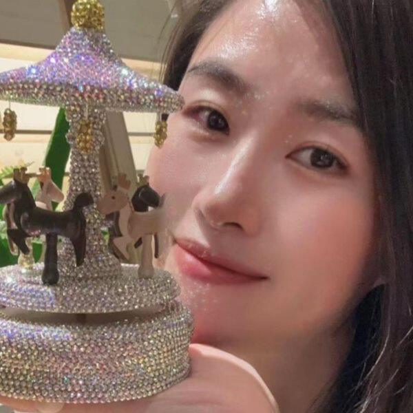 粘钻北欧创意梦幻旋转木马魔法少女心树脂工艺品音乐盒摆件客厅