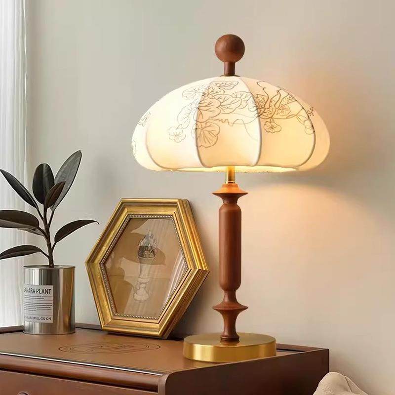 法式中古氛围台灯布艺复古怀旧客厅卧室床头柜书房美式装饰实木灯