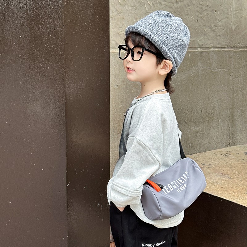 韩版儿童斜跨水桶包男童r潮酷休闲字母单肩出游背包男孩帅气小包3