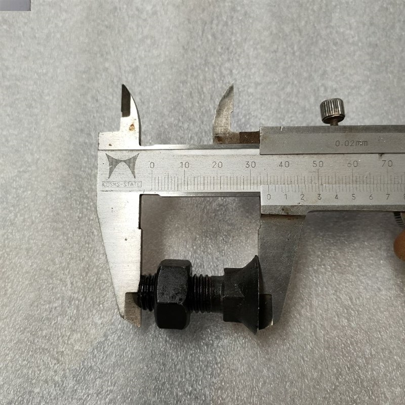 425/430/525/p435铧犁犁铲犁尖螺丝(88级高V强V度)12*35