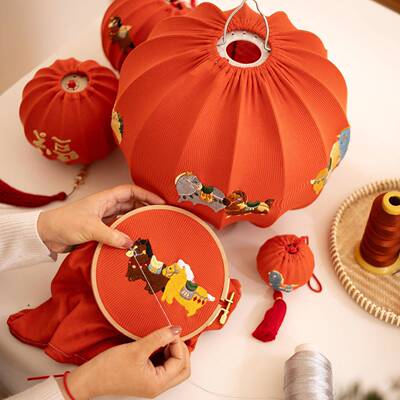 2026款手提灯笼新马刺中式年绣花灯过年春节儿童手EVD工宫灯新年