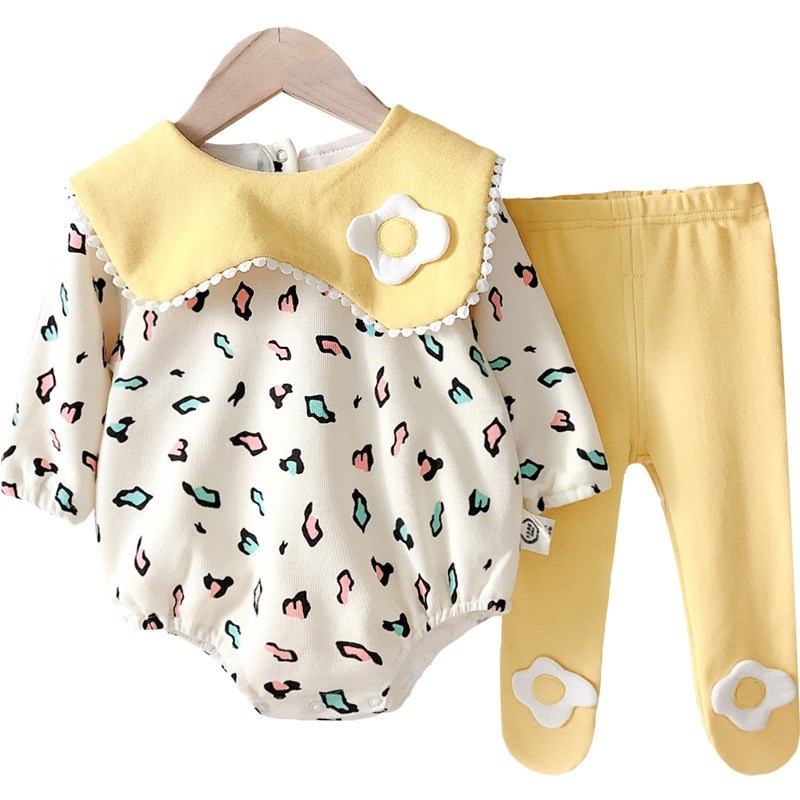 婴儿连体秋衣装新款网红外出三角哈衣3-6个月女宝宝包屁衣套装9潮