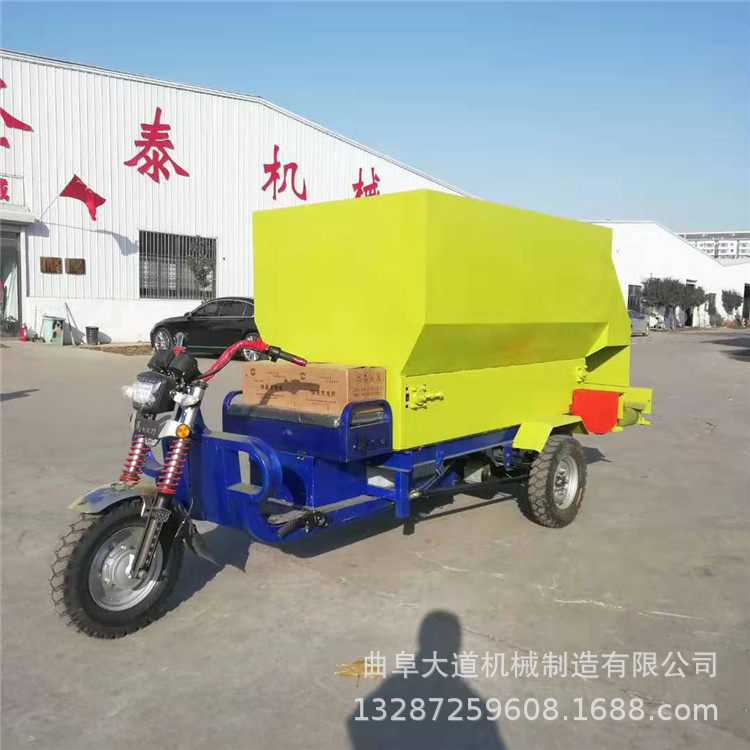 厂家定做饲料撒料车青贮料撒料车羊场电动喂料车