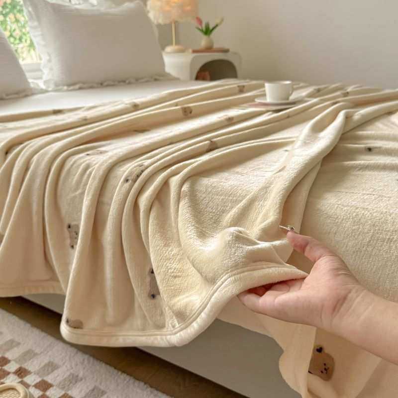 类珊瑚绒盖毯冬季毛毯可机洗暖气毯单人午睡毯双面绒床单加厚绒