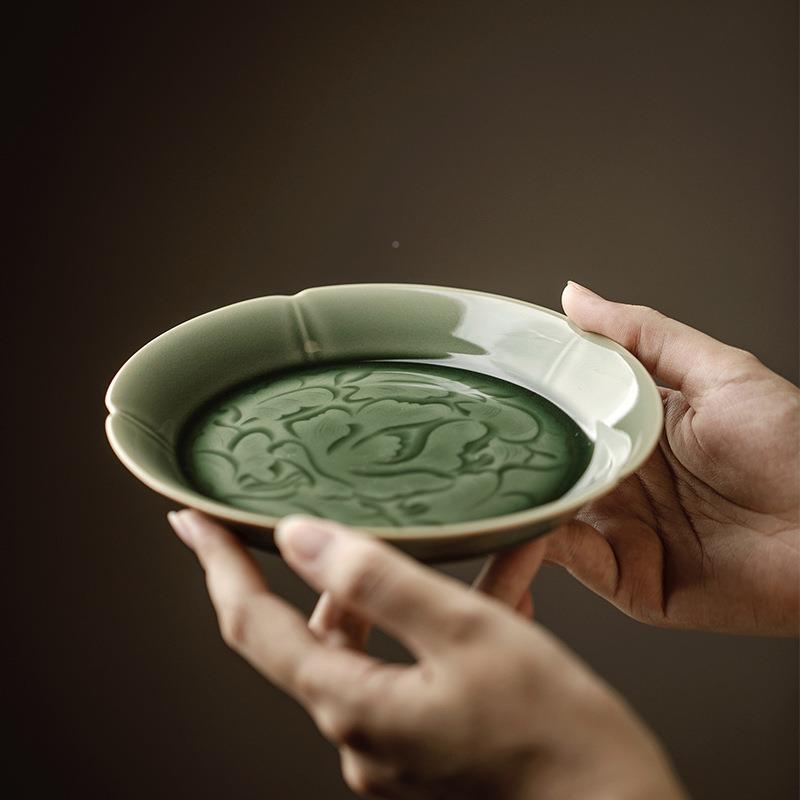 梅子青雕NPO刻盘牡丹花盘浮雕养壶承青釉高足点心青盘越窑口龙泉