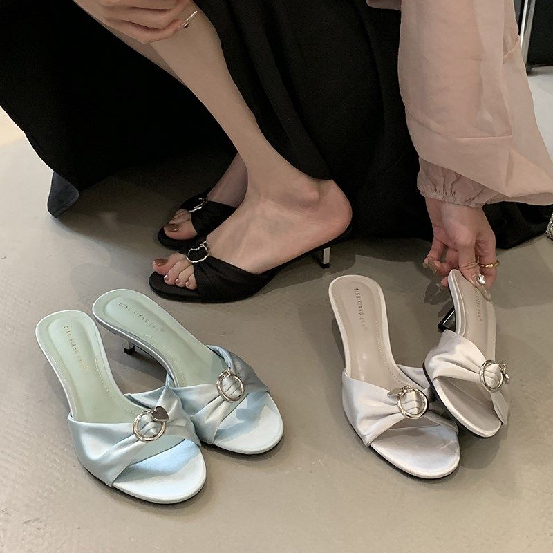 2025夏季时尚露趾女鞋一字拖中跟圆头绸缎凉鞋小众金属扣猫跟拖鞋,女鞋,时装凉鞋,淘宝优惠券,粉丝福利购,淘宝优惠卷