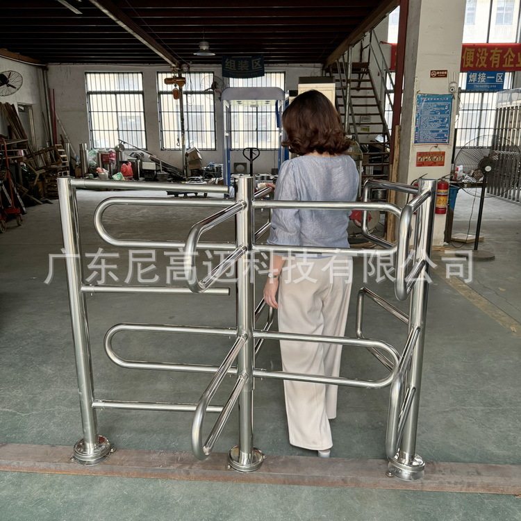 双层不锈钢半高十字辊闸门,公园小区旋转式止车障碍栏,不锈钢栅门